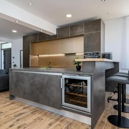 Eden With Heated Pool * Omiš