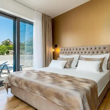 Βίλα Eden With Heated Pool