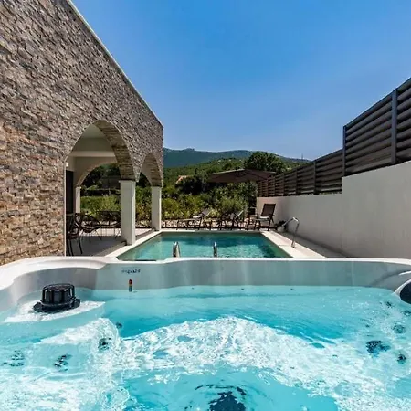 Βίλα Eden With Heated Pool