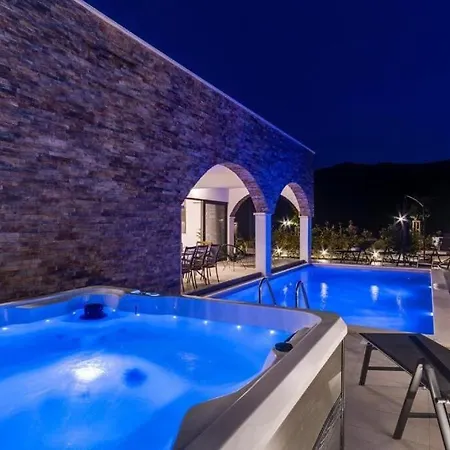Eden With Heated Pool Villa *