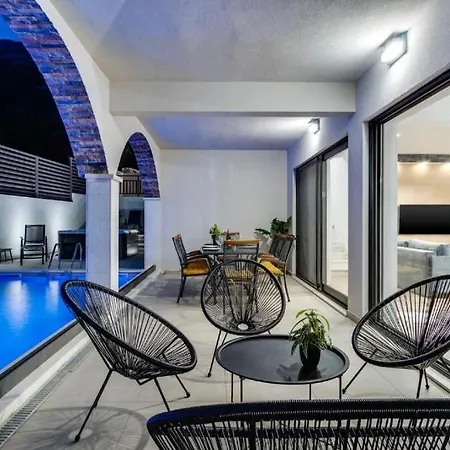 Βίλα Eden With Heated Pool *