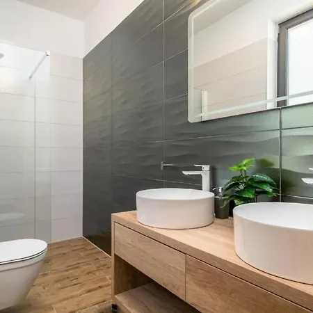 Βίλα Eden With Heated Pool