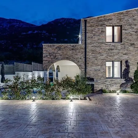 Eden With Heated Pool * Omiš