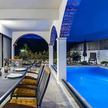 Βίλα Eden With Heated Pool *