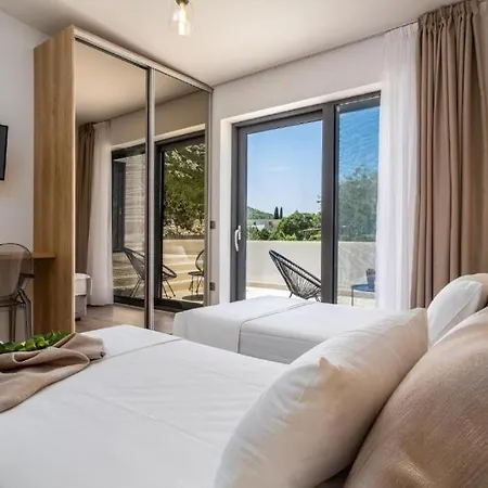 Βίλα Eden With Heated Pool